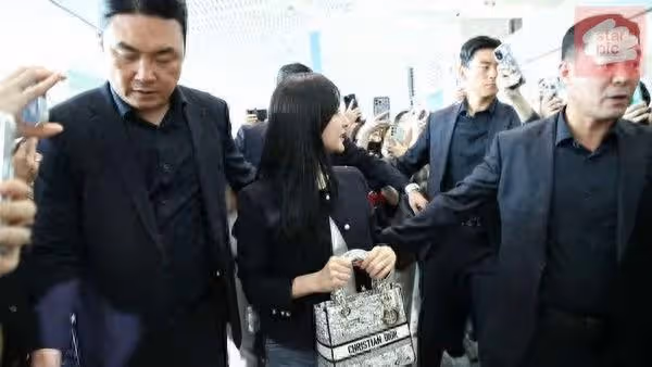金智媛出發來台!比愛心親民滿分 機場「把包包舉胸前」原因敬業