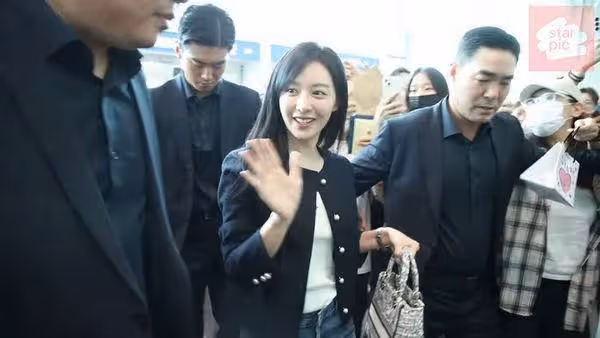 金智媛出發來台!比愛心親民滿分 機場「把包包舉胸前」原因敬業