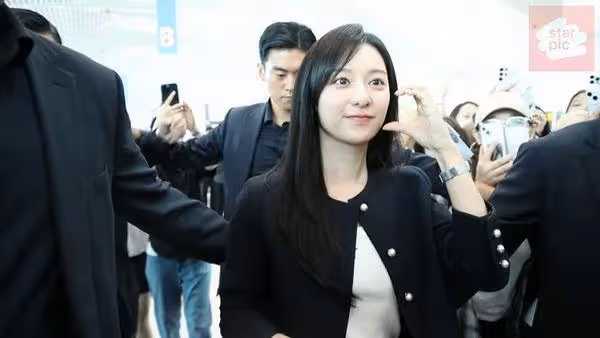 金智媛出發來台!比愛心親民滿分 機場「把包包舉胸前」原因敬業