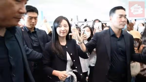 金智媛出發來台!比愛心親民滿分 機場「把包包舉胸前」原因敬業