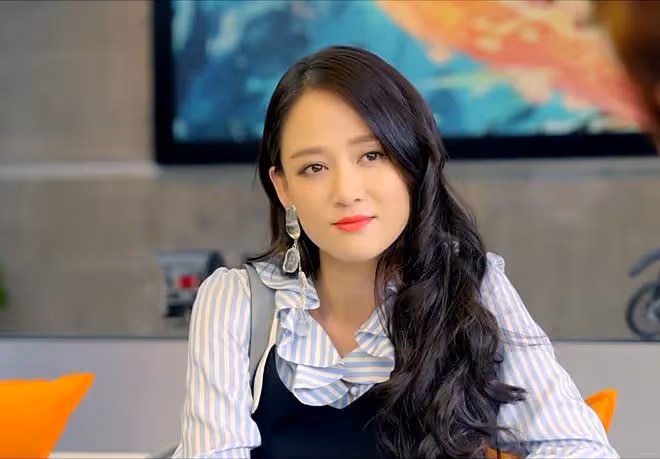 陳喬恩凌晨收工曬照,戲服未脫顯疲憊,熊貓玩偶成亮點