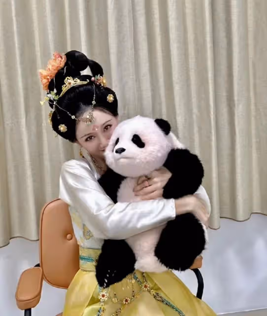 陳喬恩凌晨收工曬照,戲服未脫顯疲憊,熊貓玩偶成亮點