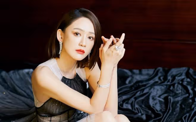 陳喬恩凌晨收工曬照,戲服未脫顯疲憊,熊貓玩偶成亮點