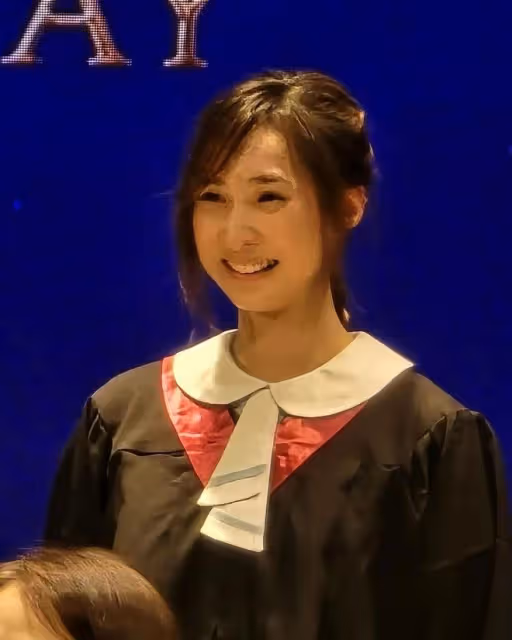 TVB小花中學畢業成績第一!大曬清純美照!露出校花級笑容