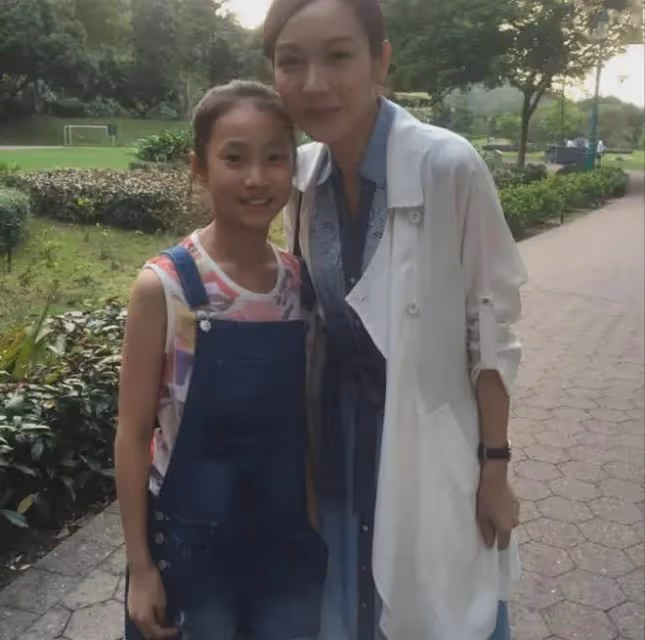 TVB小花中學畢業成績第一！大曬清純美照！露出校花級笑容