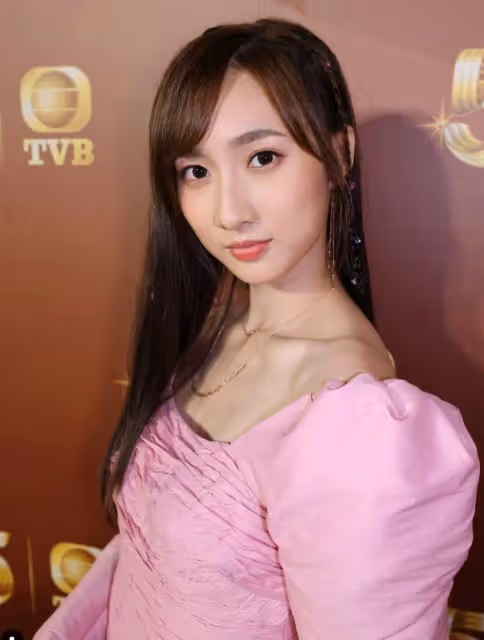 TVB小花中學畢業成績第一！大曬清純美照！露出校花級笑容