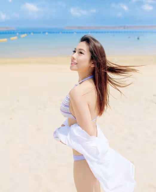 香港女模穿泳裝大曬傲人身材！老闆TVB男星竟潛水偷看
