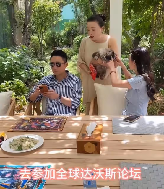馬筱梅厲害!給婆婆張蘭送刺繡大紅包,婆媳坐在一起開心說悄悄話