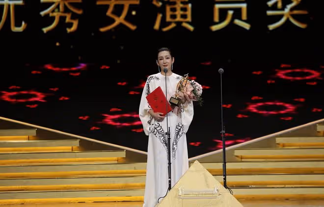 秦海璐美炸了!穿深v禮服現身超驚艷,身材超棒獲網友點贊太吸睛