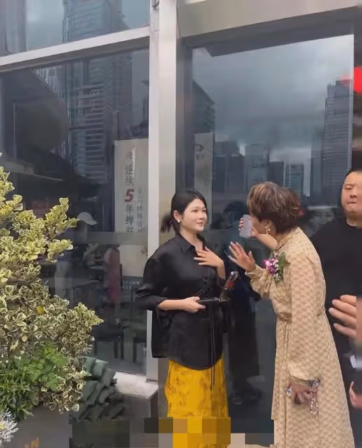 大S模仿者去深圳麻六記,被當眾趕出去,情緒低落被迫打道回府!