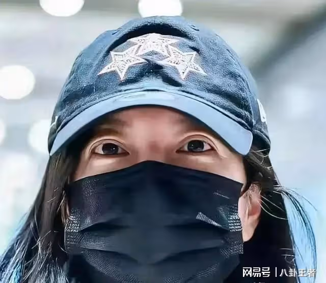 48歲趙薇消失兩年後現身！淪為隱形人窮困潦倒，身材短粗胖變大媽