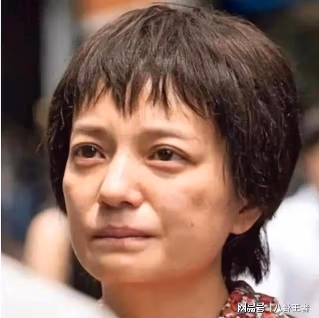 48歲趙薇消失兩年後現身！淪為隱形人窮困潦倒，身材短粗胖變大媽