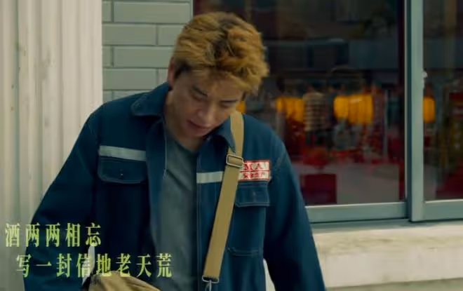 票房口碑齊飛,看完《雲邊有個小賣部》,我想說:這次周也贏麻了