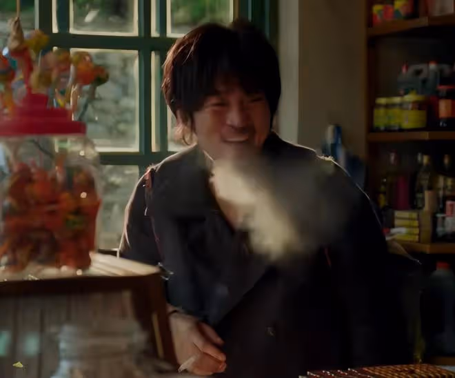 票房口碑齊飛,看完《雲邊有個小賣部》,我想說:這次周也贏麻了