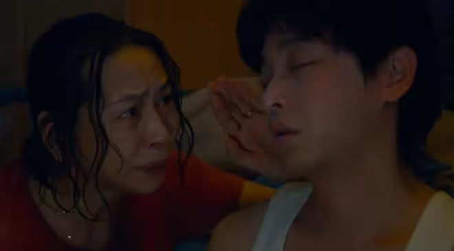 票房口碑齊飛，看完《雲邊有個小賣部》，我想說：這次周也贏麻了