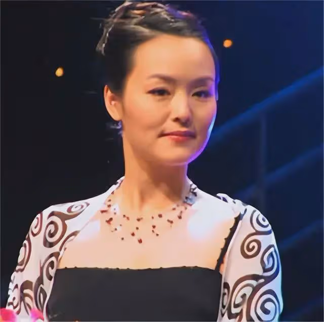 央視美女主持孫小梅:嫁小2歲海歸丈夫,如今成為人生大贏家