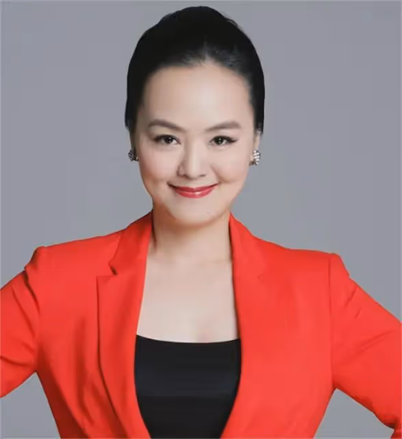 央視美女主持孫小梅:嫁小2歲海歸丈夫,如今成為人生大贏家