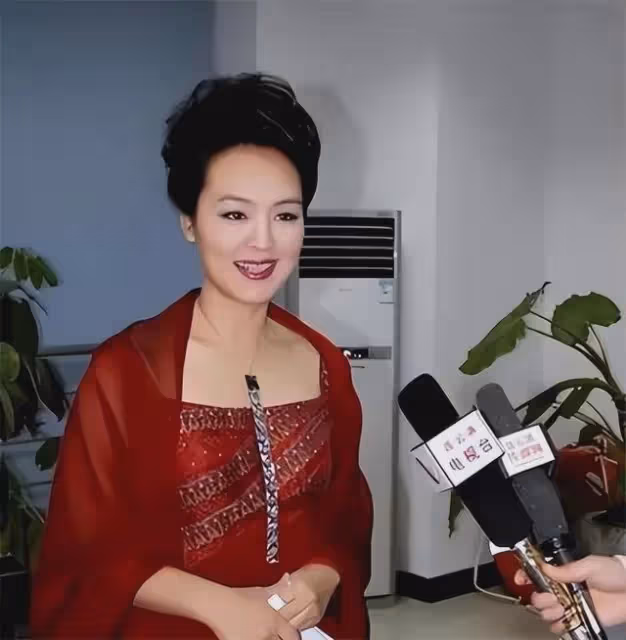 央視美女主持孫小梅:嫁小2歲海歸丈夫,如今成為人生大贏家