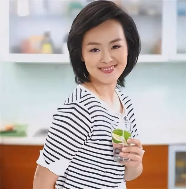 央視美女主持孫小梅:嫁小2歲海歸丈夫,如今成為人生大贏家