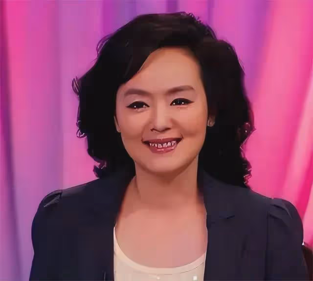 央視美女主持孫小梅:嫁小2歲海歸丈夫,如今成為人生大贏家