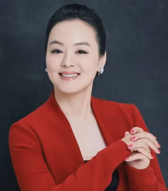 央視美女主持孫小梅:嫁小2歲海歸丈夫,如今成為人生大贏家