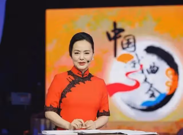 央視美女主持孫小梅:嫁小2歲海歸丈夫,如今成為人生大贏家