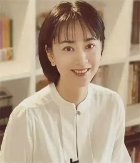 她是最乾淨的女演員,與小丈夫結婚18年零緋聞,把婆婆當親媽對待