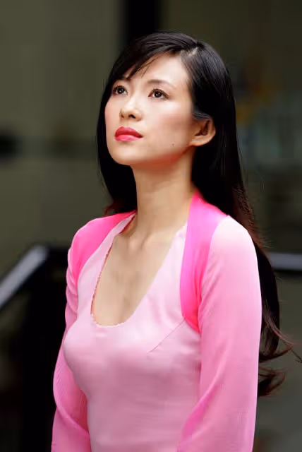 年輕時的章子怡長這樣，感覺今昔對比差距好明顯，青澀又有少女感