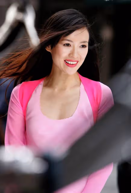 年輕時的章子怡長這樣，感覺今昔對比差距好明顯，青澀又有少女感