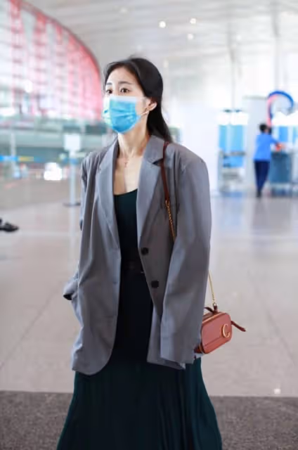 張碧晨可別再瘦了，小身板配寬鬆西裝有點違和，感覺都沒撐起來