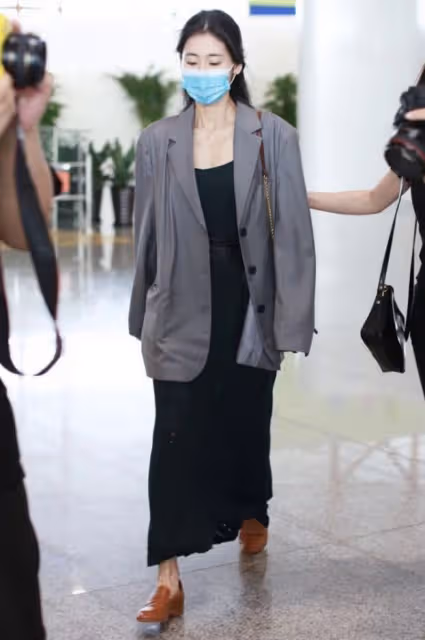 張碧晨可別再瘦了，小身板配寬鬆西裝有點違和，感覺都沒撐起來