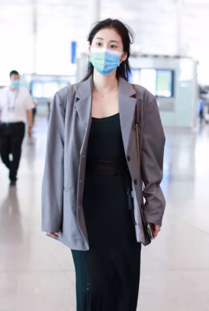 張碧晨可別再瘦了，小身板配寬鬆西裝有點違和，感覺都沒撐起來
