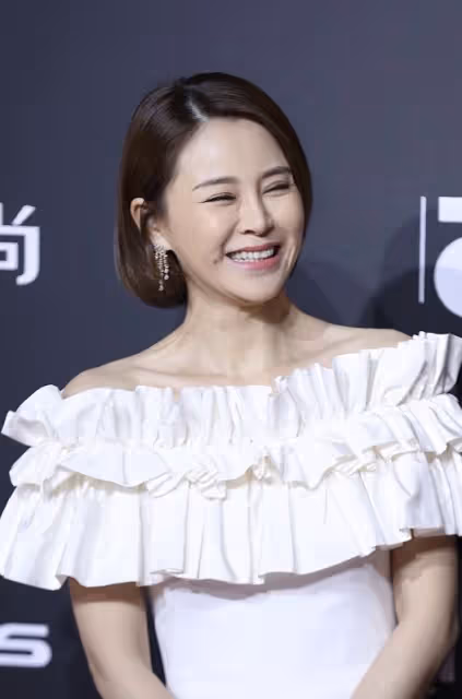 佟大為真是太有福氣了，關悅不僅長得好看身材也挺好，穿白裙真美