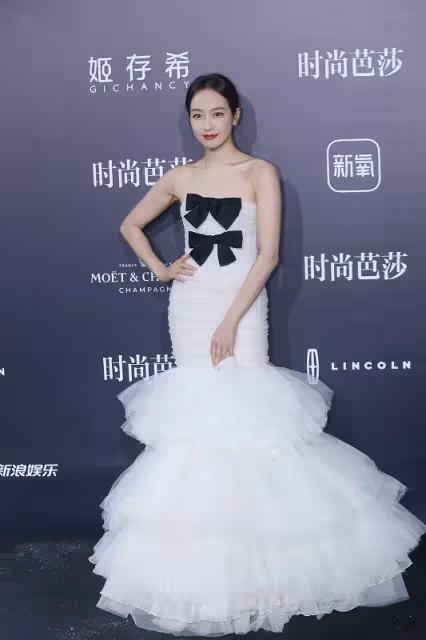 宋茜這好身材真是「一絕」，這麼緊的裙子都能塞得下，一點不臃腫