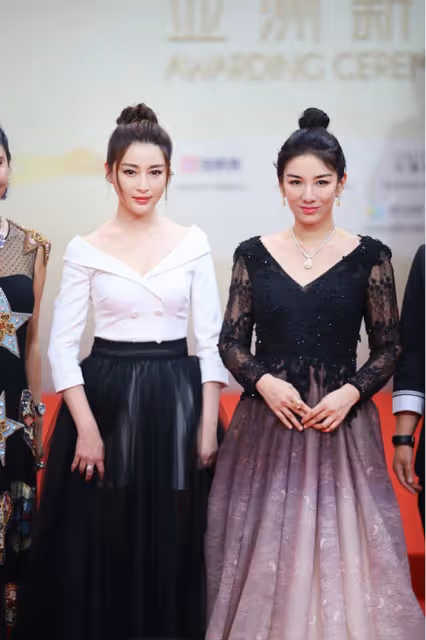 甘婷婷不愧是「最美潘金蓮」，與黃奕同框氣質真不差，穿著挺大氣