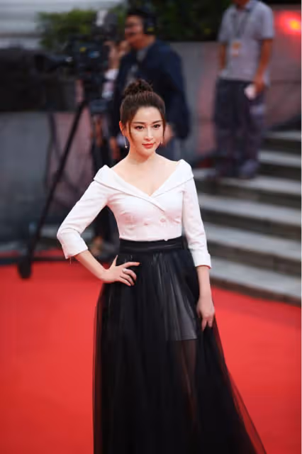 甘婷婷不愧是「最美潘金蓮」，與黃奕同框氣質真不差，穿著挺大氣