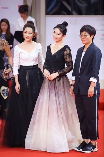 甘婷婷不愧是「最美潘金蓮」，與黃奕同框氣質真不差，穿著挺大氣