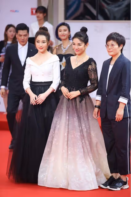 甘婷婷不愧是「最美潘金蓮」，與黃奕同框氣質真不差，穿著挺大氣