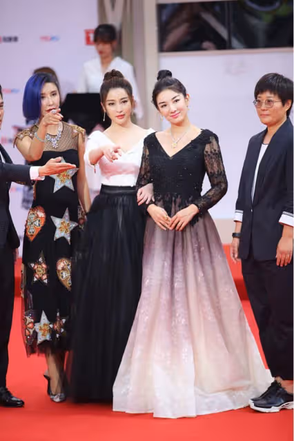 甘婷婷不愧是「最美潘金蓮」，與黃奕同框氣質真不差，穿著挺大氣