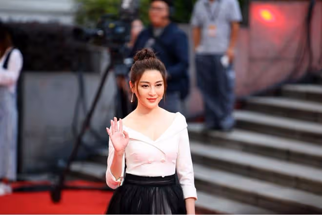 甘婷婷不愧是「最美潘金蓮」，與黃奕同框氣質真不差，穿著挺大氣