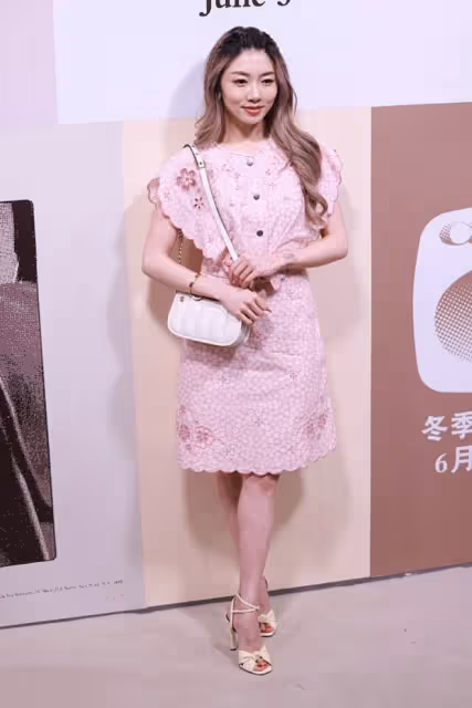 程曉玥離開鄭愷之後過得更精緻了，穿印花裙秒變小女人，真甜美