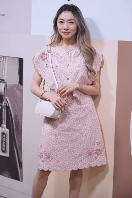 程曉玥離開鄭愷之後過得更精緻了，穿印花裙秒變小女人，真甜美