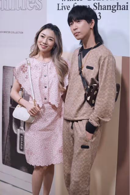 程曉玥離開鄭愷之後過得更精緻了，穿印花裙秒變小女人，真甜美