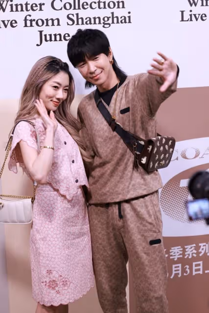 程曉玥離開鄭愷之後過得更精緻了，穿印花裙秒變小女人，真甜美