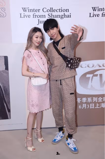 程曉玥離開鄭愷之後過得更精緻了，穿印花裙秒變小女人，真甜美