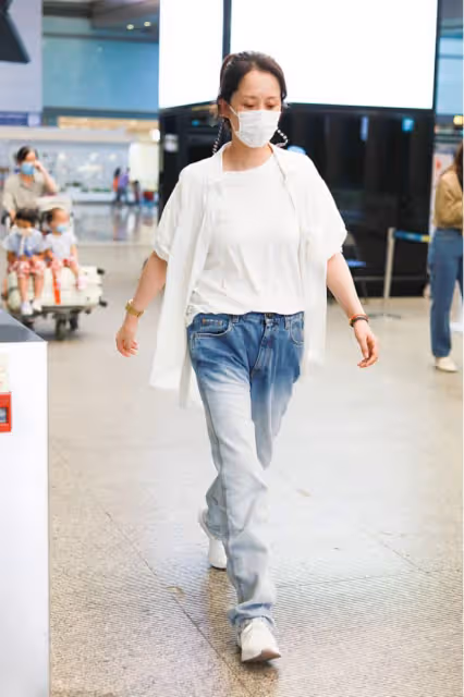 海清真沒什麼中年女人的影子，一身穿著好清爽，說30歲也不過分