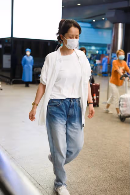 海清真沒什麼中年女人的影子，一身穿著好清爽，說30歲也不過分