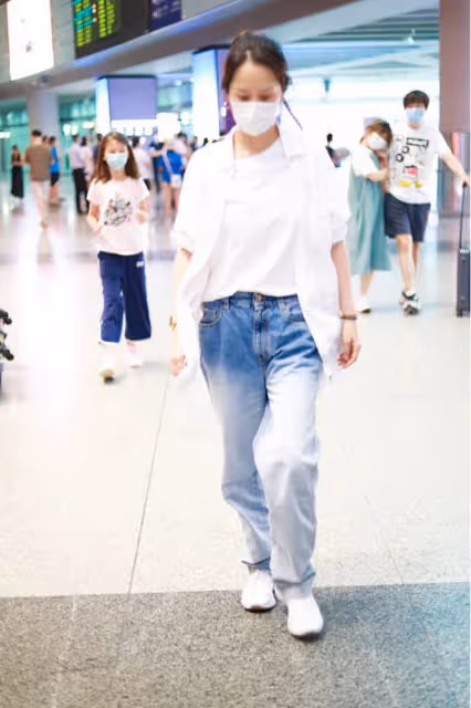 海清真沒什麼中年女人的影子，一身穿著好清爽，說30歲也不過分