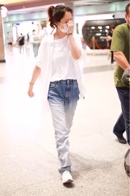 海清真沒什麼中年女人的影子，一身穿著好清爽，說30歲也不過分