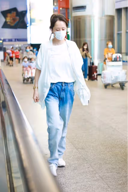 海清真沒什麼中年女人的影子，一身穿著好清爽，說30歲也不過分